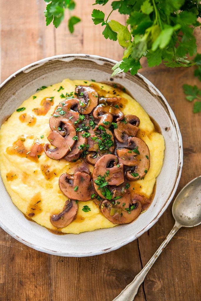 Polenta cremosa con champiñón al vino tinto