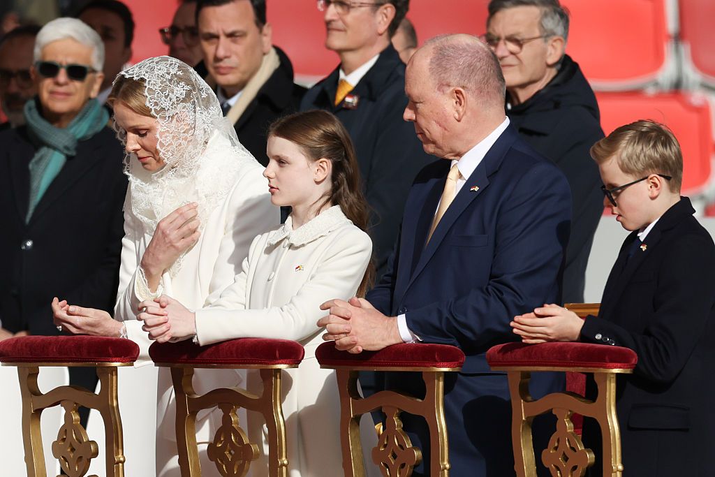 La princesa Charlene de Mónaco, con Alberto II de Mónaco y sus dos hijos, el príncipe heredero Jacques y la princesa Gabriella.