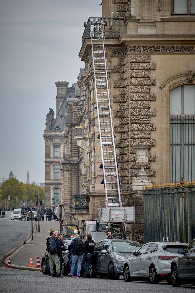 Policías estudian la escena del crimen en las afueras del Museo del Louvre. En esta imagen aparece el montacargas que los ladrones usaron para acceder a la galería.