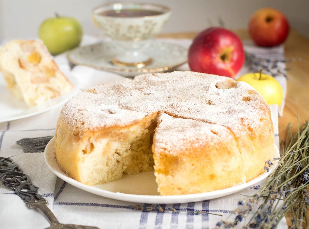Sharlotka, tarta de manzana rusa