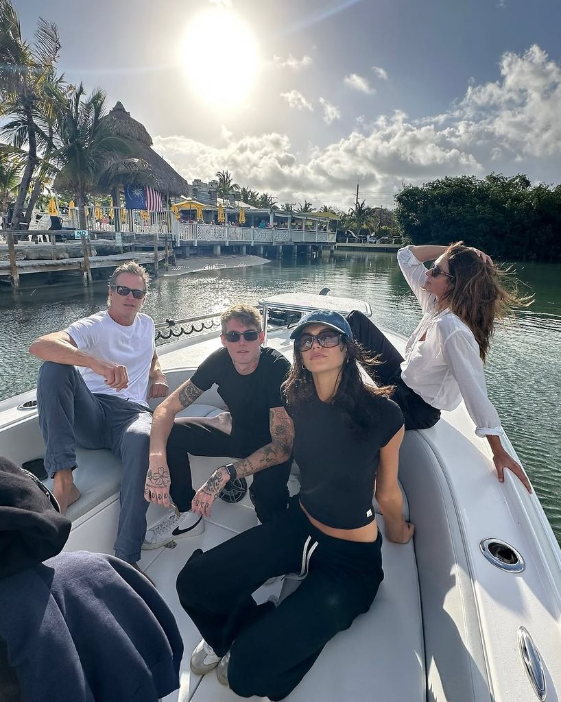 Cindy Crawford, su marido, Rande Gerber, y su hija Kaia permanecieron al lado de Presley durante su lucha y le mostraron públicamente su apoyo con mensajes de cariño como "Presley, te queremos y no estás solo"