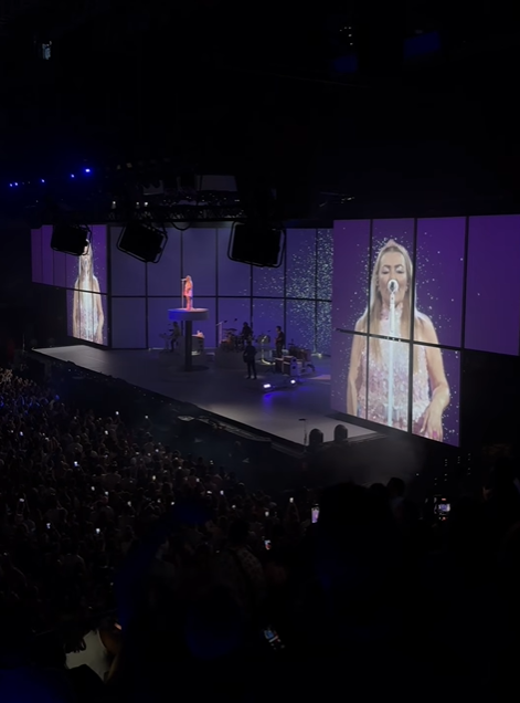 Amaia Montero actuando en Madrid con La Oreja de Van Gogh