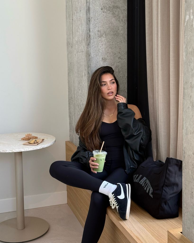Chica vestida de fitness con matcha latte y cookies