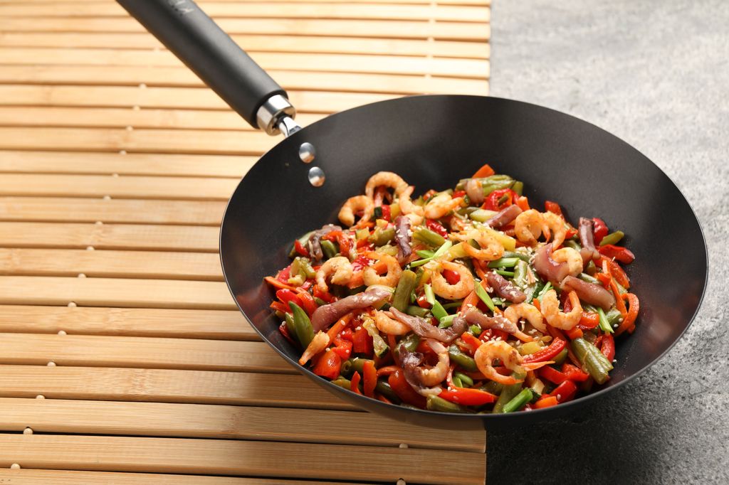 Wok de gambas con verduras