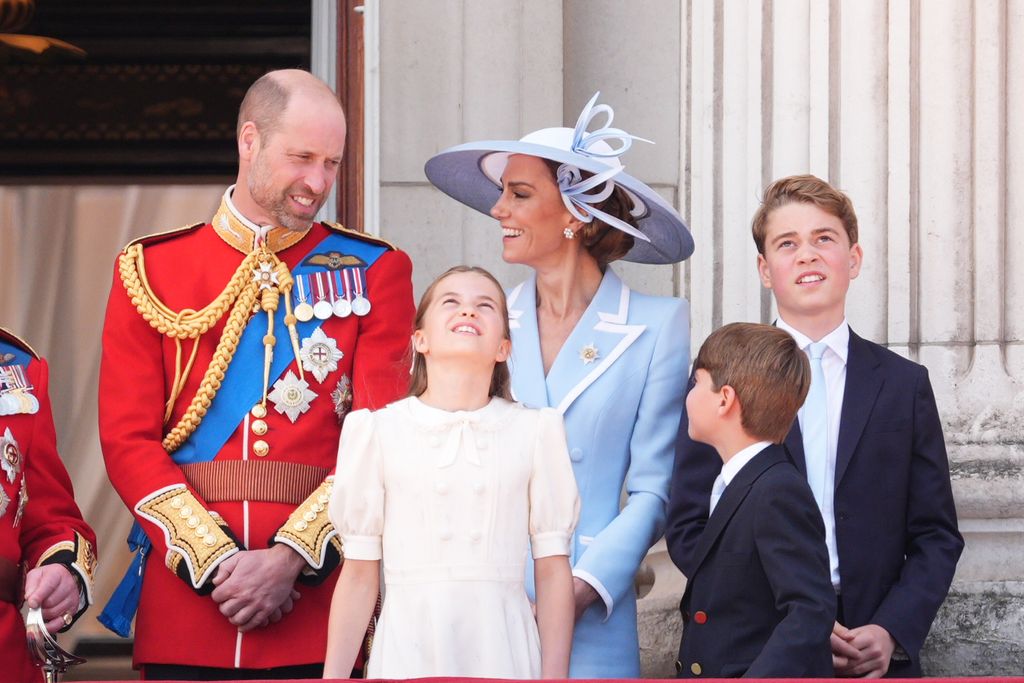 Los príncipes de Gales y sus hijos en el balcón