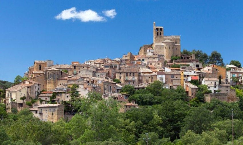 Panorámica de Áger donde destaca la figura de la colegiata.