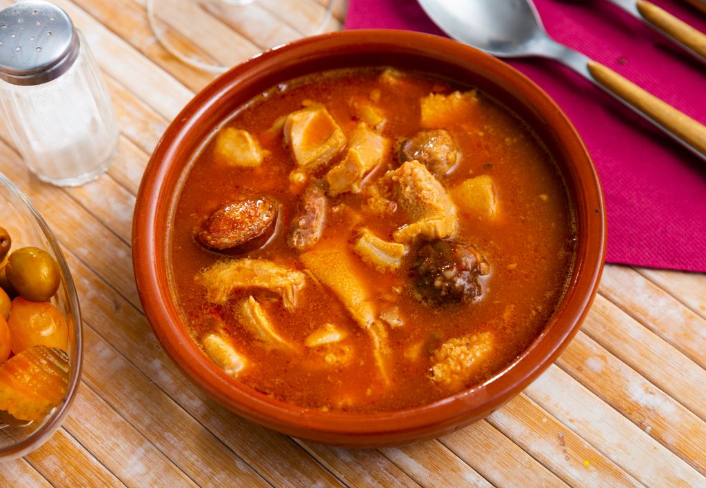 En Madrid hay una cocina propia, en la que destacan platos como los callos, con su chorizo y su morcilla y un toque picante.