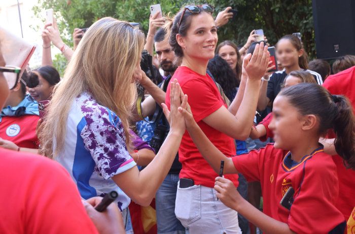 Olga Carmona firmando autógrafos en Ibiza