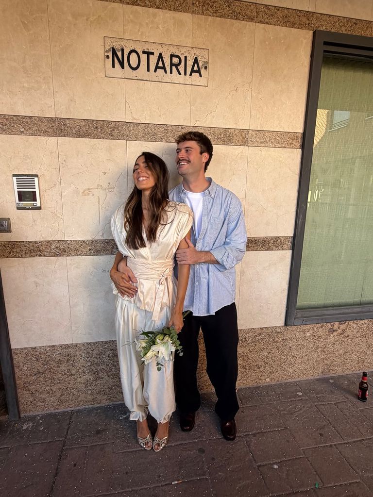 La pareja ha firmado su unión civil en la notaría