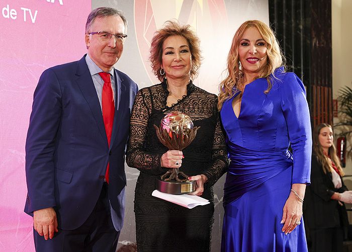 Ana Rosa Quintana con su premio 