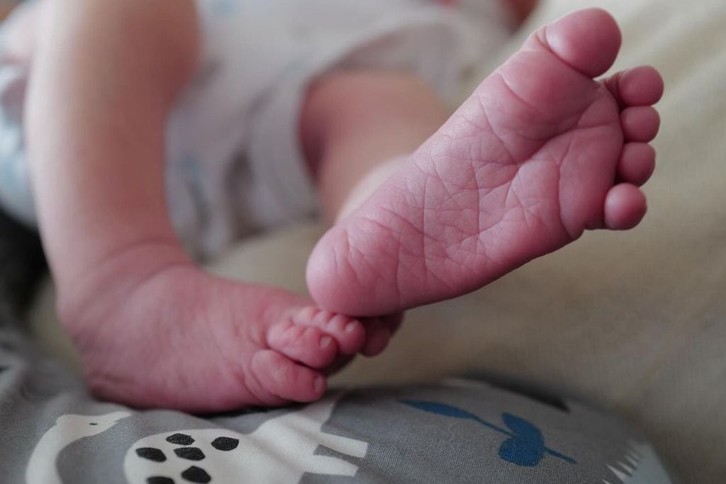 Milo, hijo de Michelle Renaud y Matías Novoa, protagonistas de 'La herencia', ya está aquí