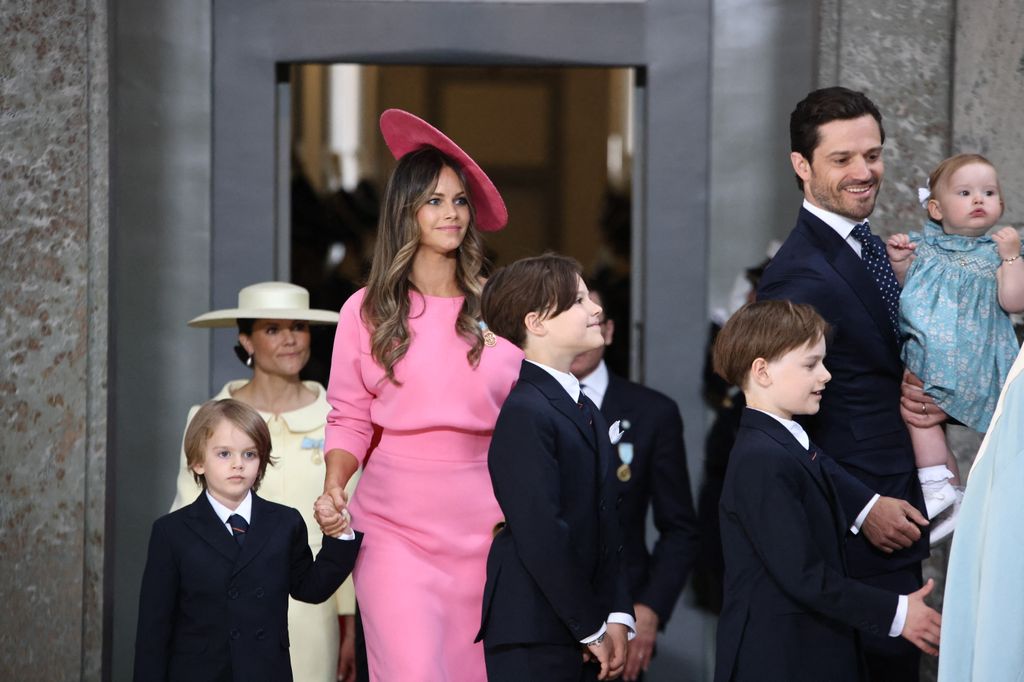 Carlos Felipe y la princesa Sofía junto a sus hijos, Alejandro, Gabriel, Julián e Inés, y de fondo, de amarillo, la princesa heredera Victoria