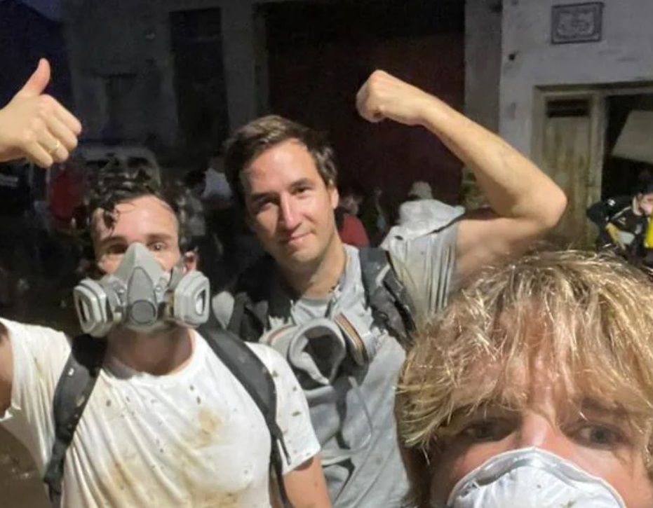 Plano medio de Íñigo Onieva ayudando en la DANA de Valencia