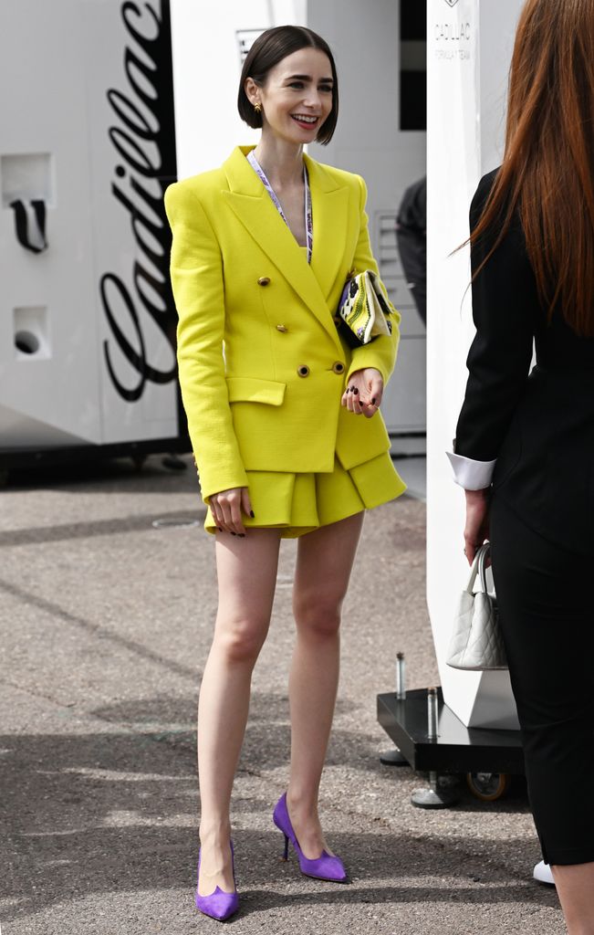 Lily Collins lució espectacular con un traje amarillo vibrante y tacones morados.