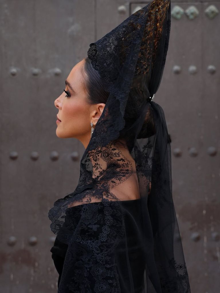 La influencer Rocío Osorno, con mantilla, en la Semana Santa de Sevilla.
