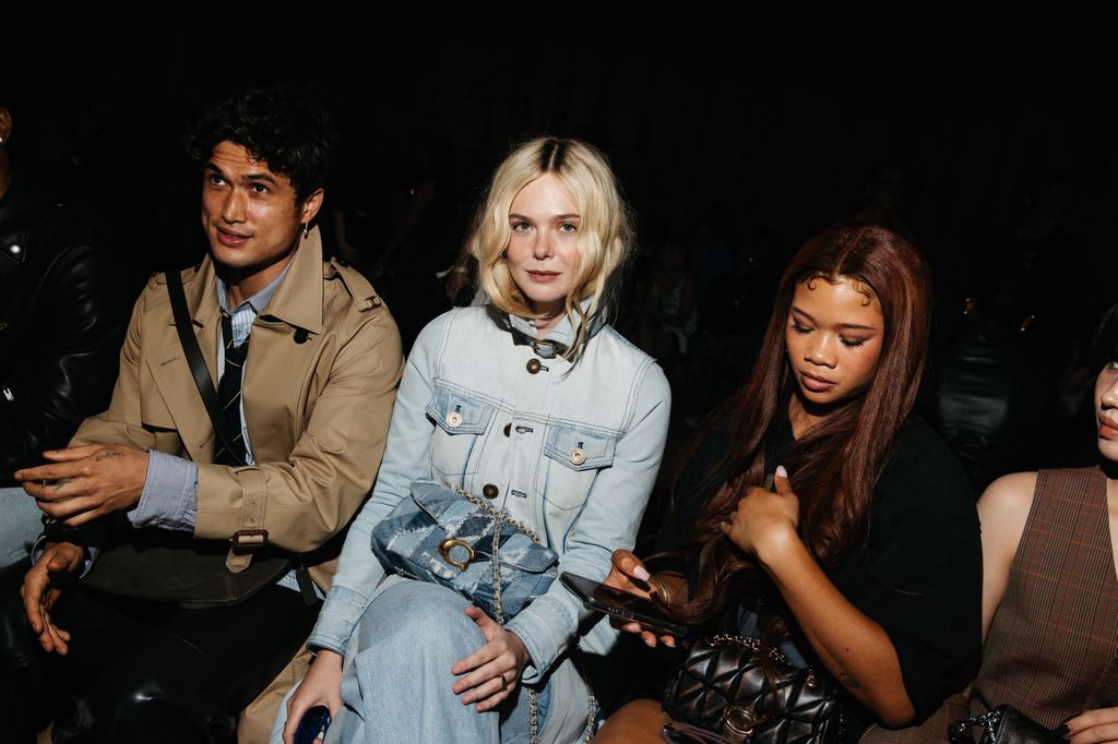 Elle Fanning lleva su melena en un "Olsen tuck" durante la pasarela de Coach.