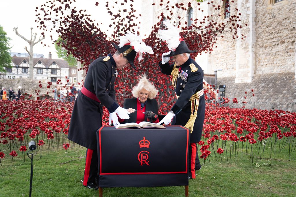 80 aniversario del final de la Segunda Guerra Mundial en la Torre de Londres: instalación inaugurada por la reina Camilla