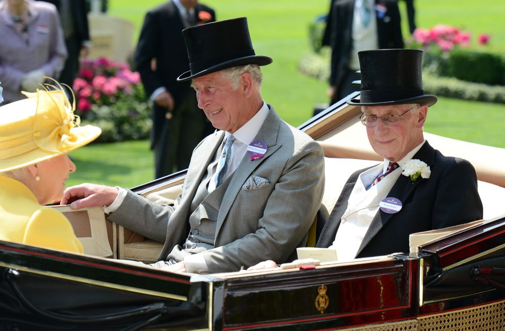 Isabel II y el príncipe Carlos en Ascot con Robert Fellowes, en el año 2017