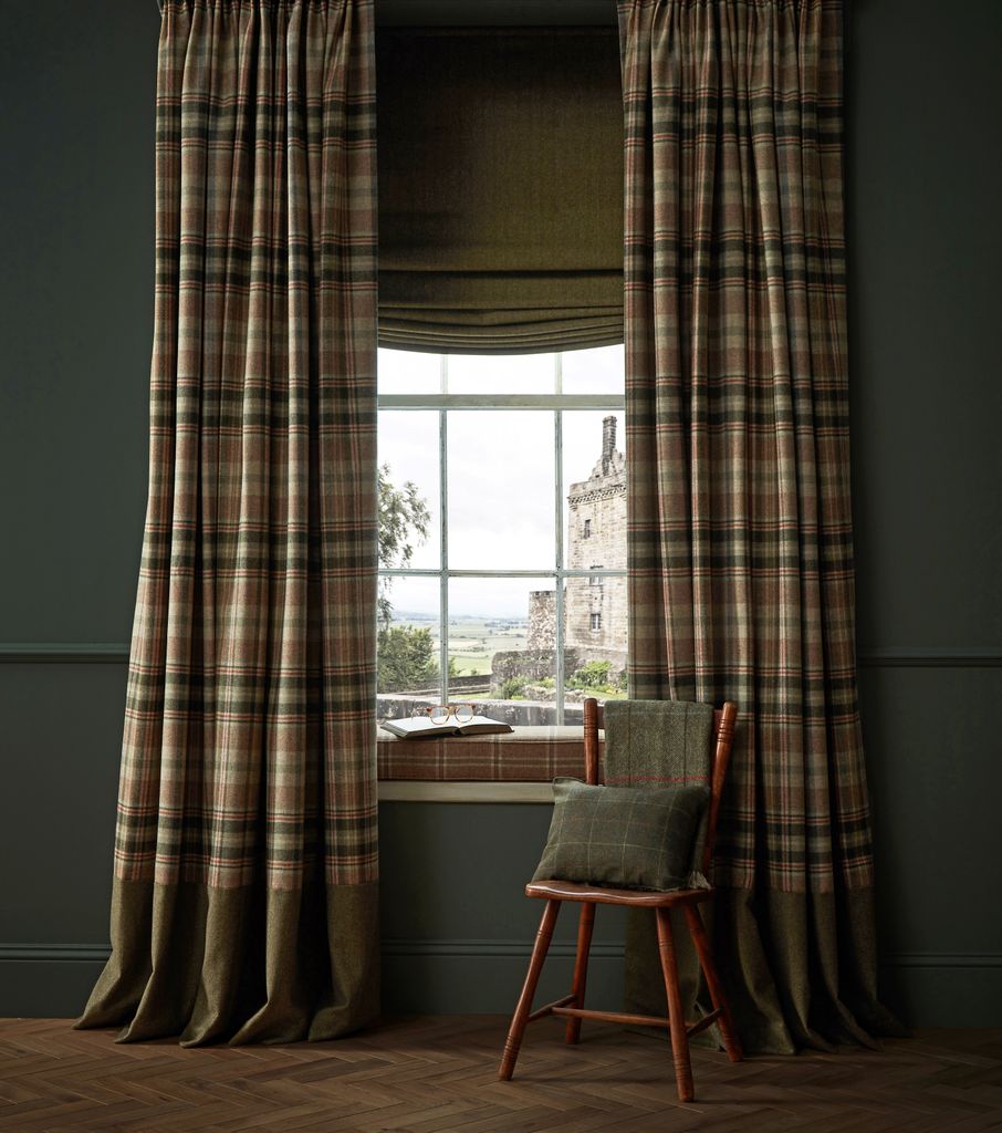 Cortina tupida con estampado de cuadros