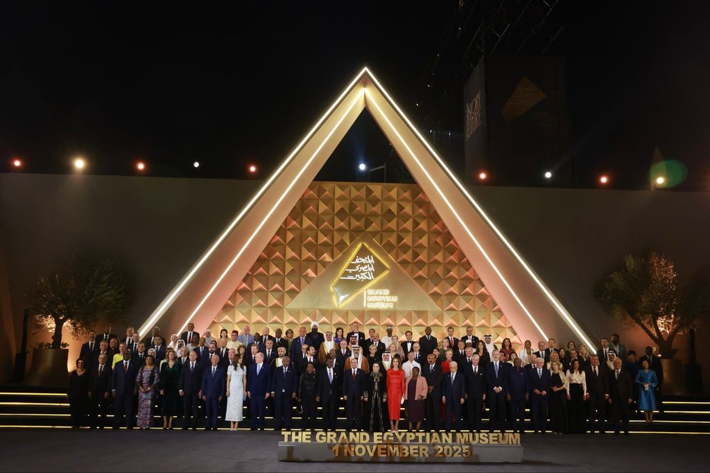 El Rey, junto al presidente de la República Árabe de Egipto y los jefes de Estado y de Gobierno invitados a la ceremonia de inauguración del Gran Museo Egipcio (Giza)
