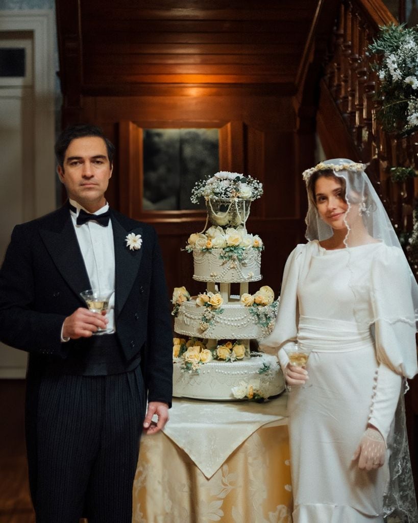 Alfonso Herrera y Nicole Wood en sus personajes como Esteban y Clara en el día de su boda.