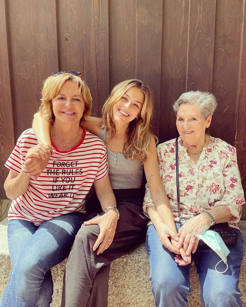 Almudena Ariza con su hija y su madre