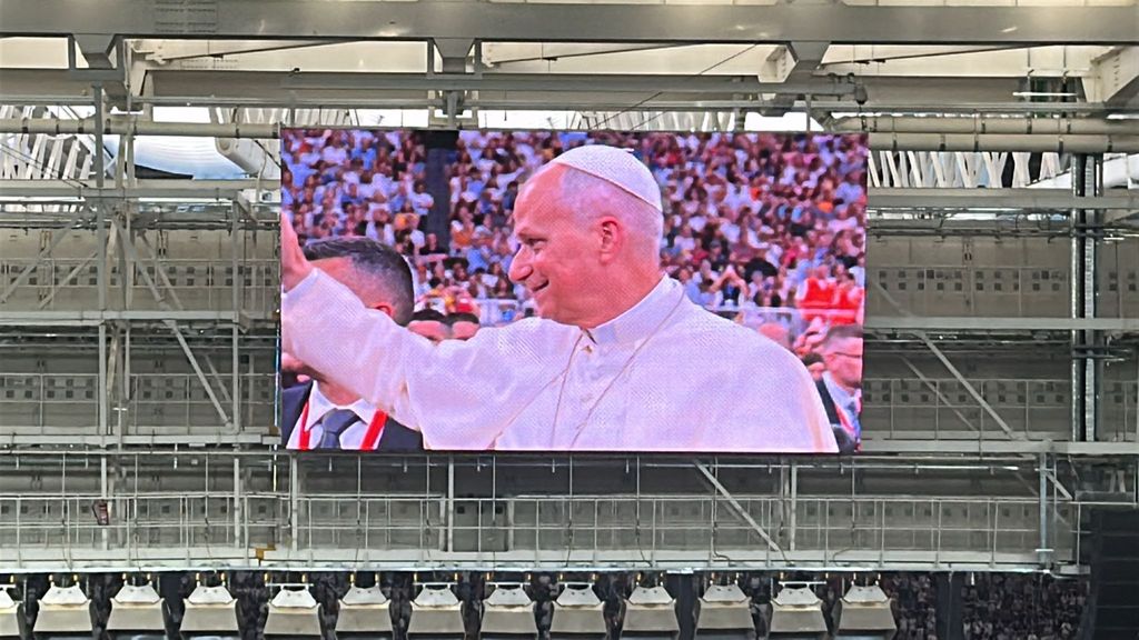 El atronador recibimiento al papa León XIV en el Bernabéu