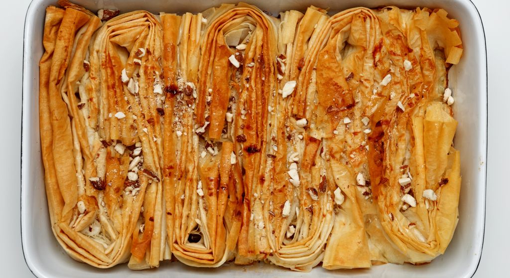 Este pastel se compone de hojas de pasta filo y una crema de vainilla.