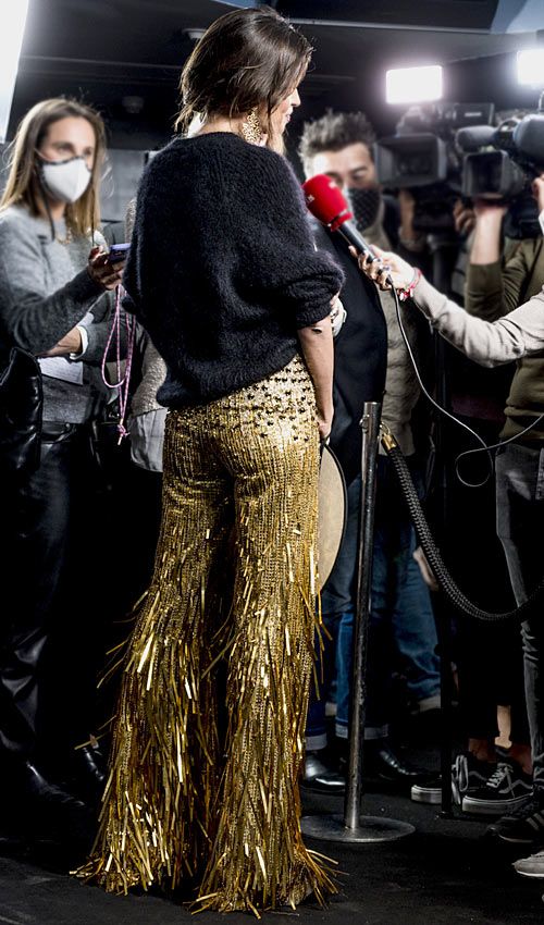 Sara Carbonero con pantalones dorados