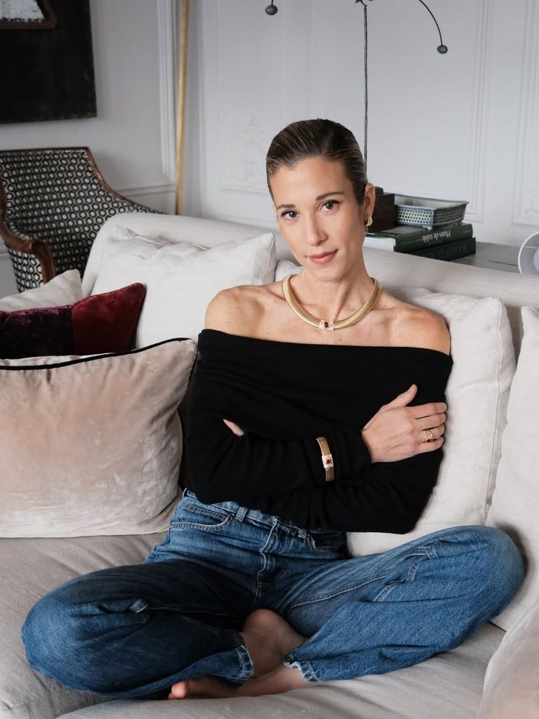 Jersey negro y vaqueros, el tándem de Inés de Cominges para acertar en Nochevieja sin esfuerzo 