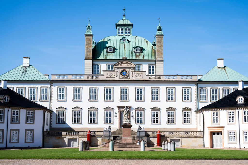 Imagen del edificio central del conjunto histórico que compone Fredensborg, Dinamarca