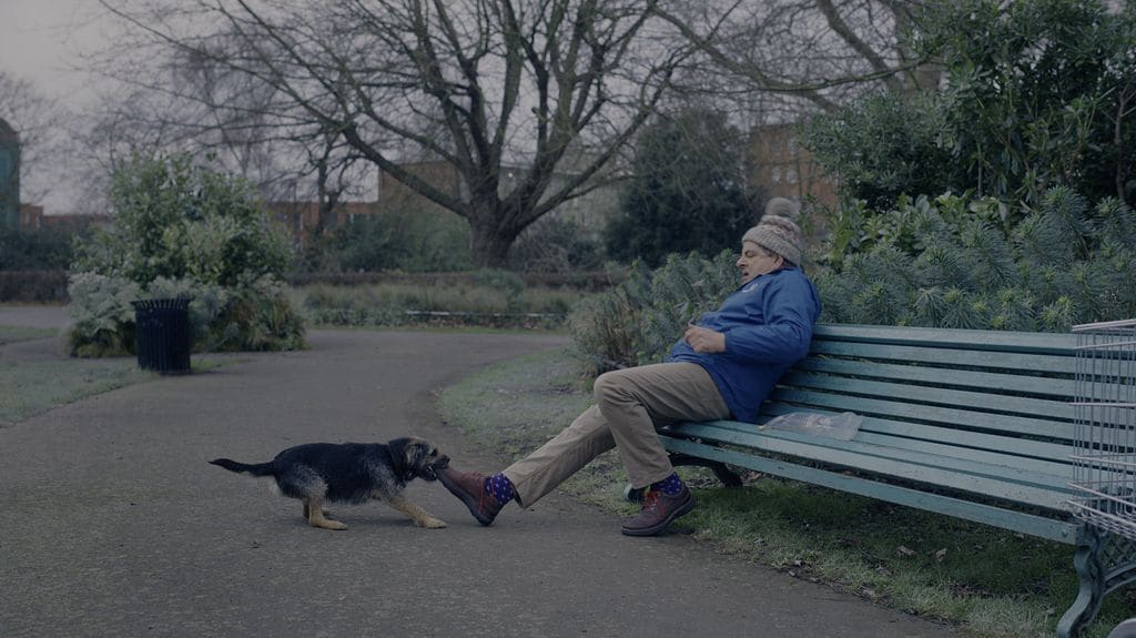 Los planes navideños de Trevor se tuercen cuando su hija se va con su exmujer con el nuevo novio millonario de esta última