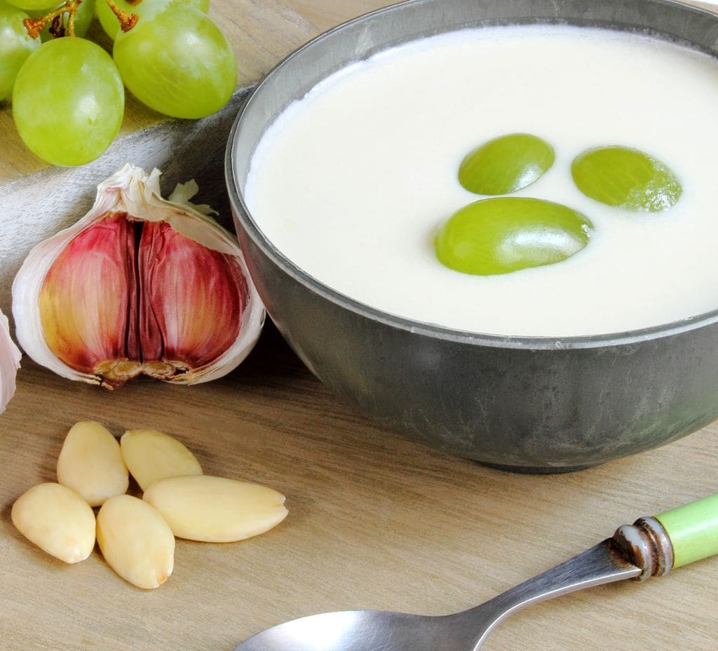 Almendras y ajo, dos de los ingredientes básicos para hacer el ajoblanco