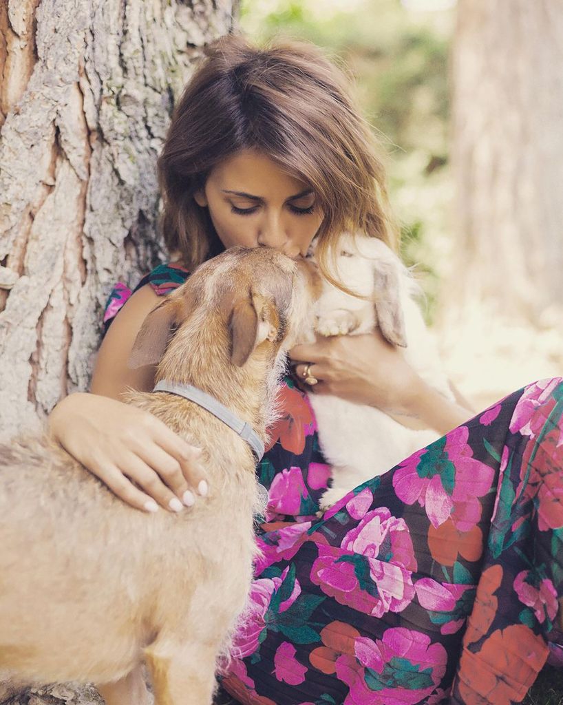 Mónica Cruz junto a alguno de sus perros, todos ellos adoptados