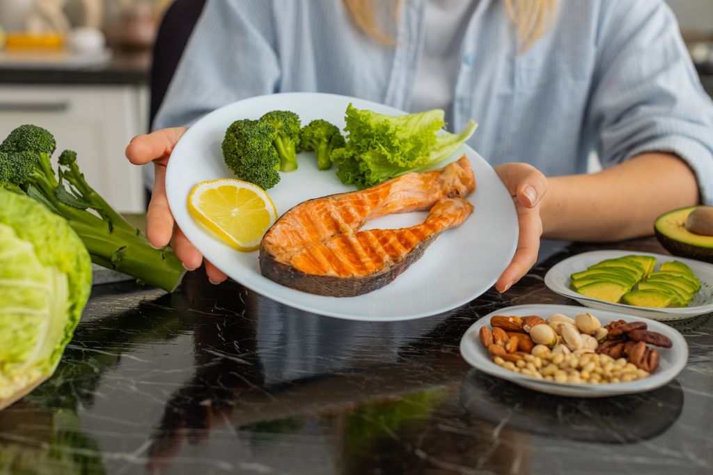 Una de las cenas más sanas y ligeras que hay es un pescado con verduras, y se puede preparar de formas muy apetecibles.