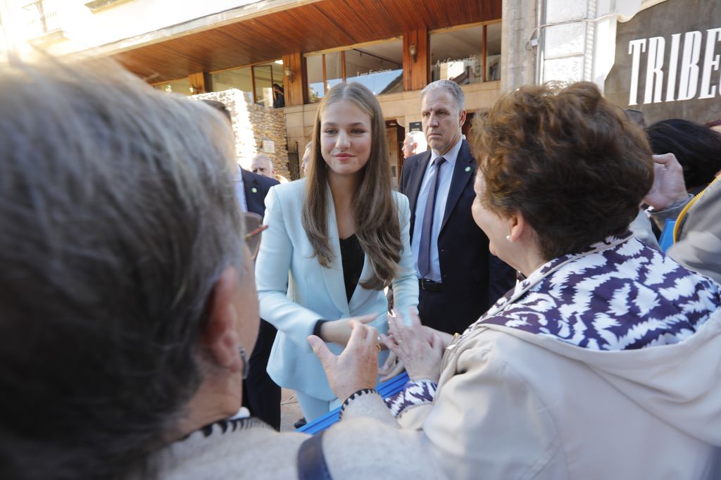 La princesa Leonor saludando al público a su llegada a Oviedo