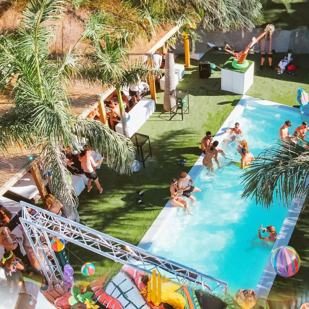 Bambú Club La Herradura en Almuñecar es un lugar ideal para disfrutar de su piscina, sus noches, su música y una cocina informal.
