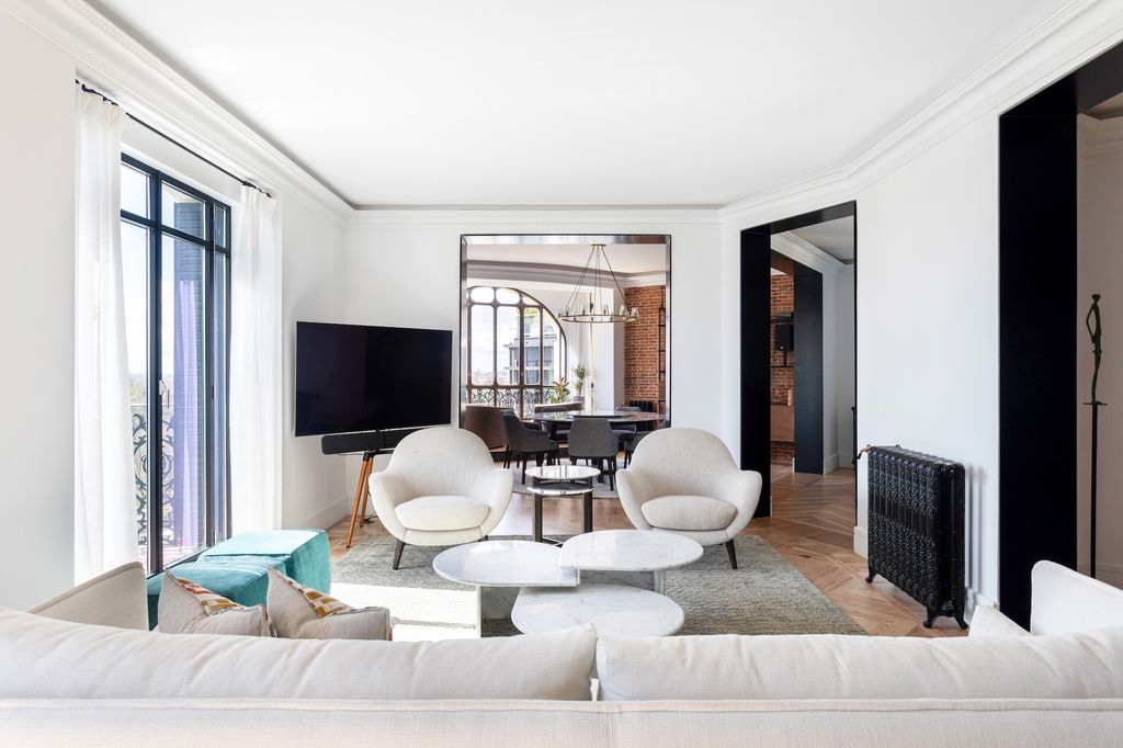 Salón moderno con sofás blancos. 