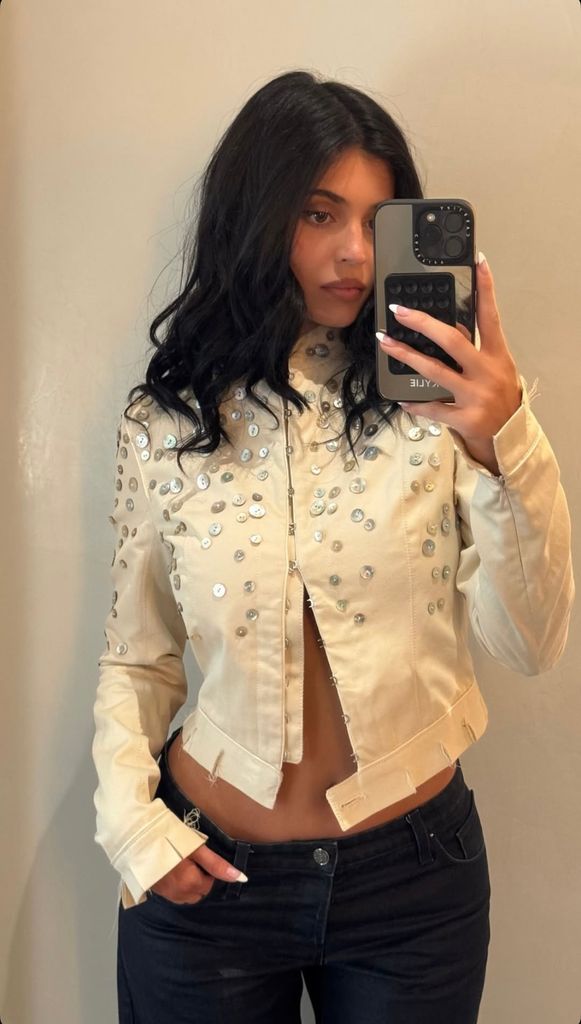 Kylie Jenner compartió en sus historias de instagram imágenes en las que lleva una chaqueta de McQueen.