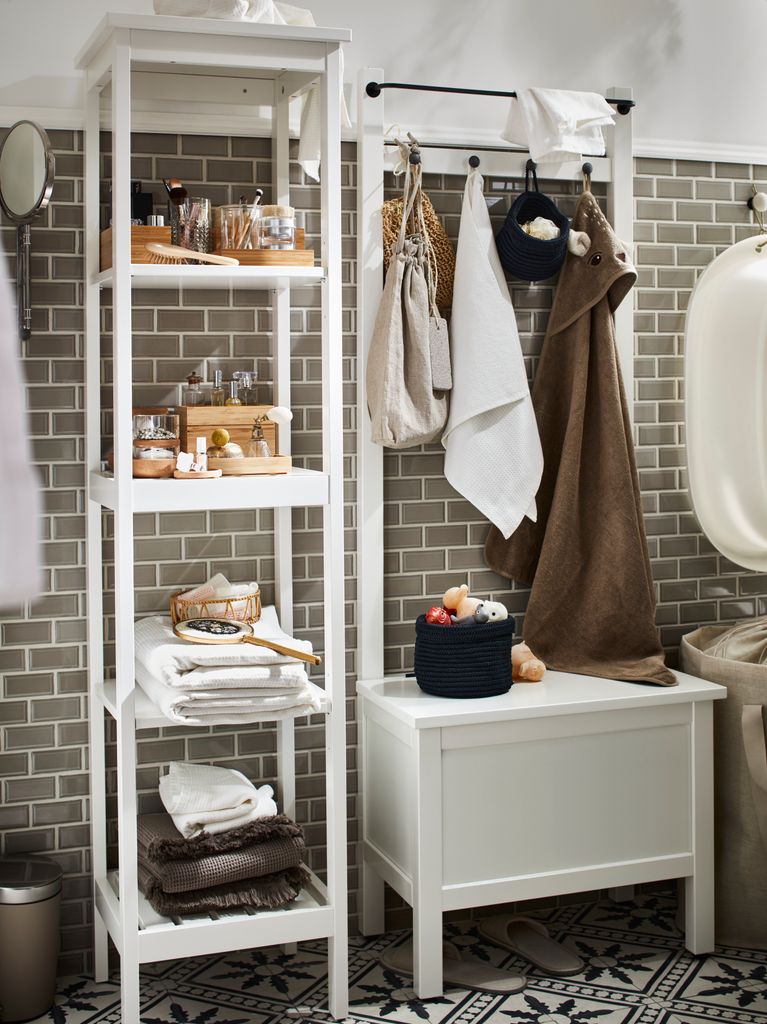 Estantería de baño alta y estrecha