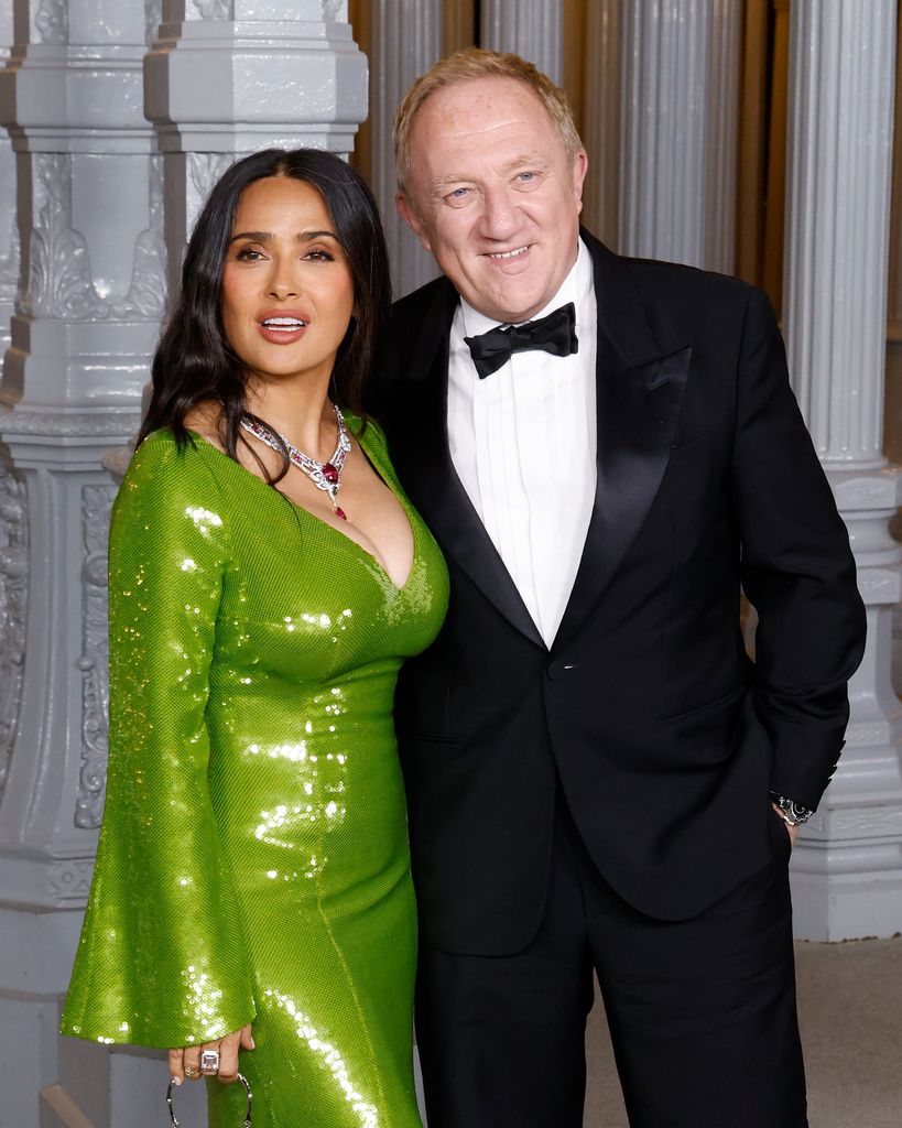 Salma Hayek deslumbró con un vestido verde con escote en v.
