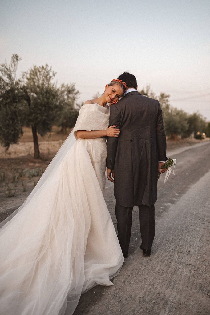 Novia con vestido de Manuel Zerpa y tiara de coral