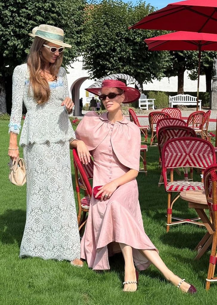 Cleo Oettingen-Spielberg, de gala con tiara y un vestido rojo