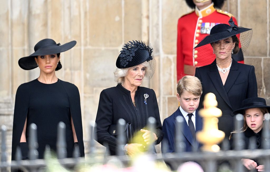 Meghan Markle, la reina Camilla y Kate Middleton con George y Charlotte en el funeral de Isabel II 