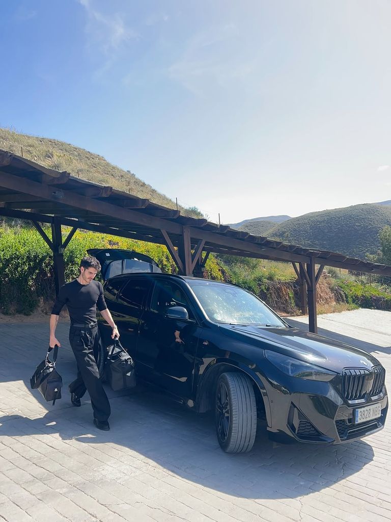 El actor, sacando las bolas de viaje del coche