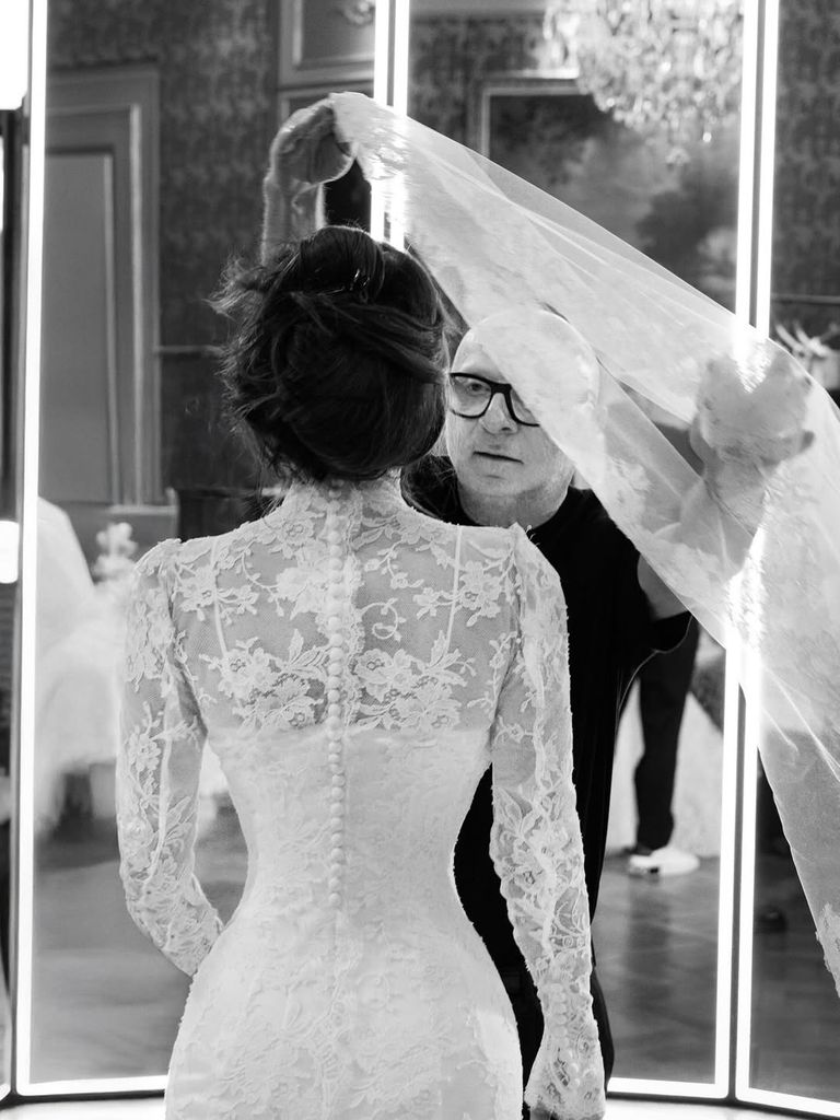 El vestido de Lauren cuenta con un delicado velo de encaje italiano. 