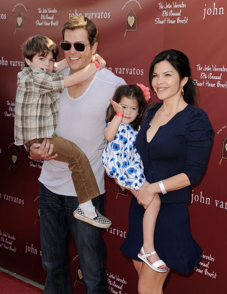 Patrick Whitesell y Lauren Sánchez Bezos y sus hijos Evan y Ella, en 2011, en West Hollywood, California.