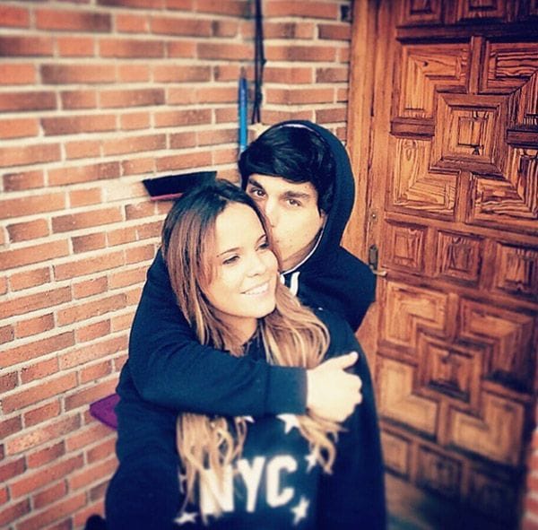 "Hoy cumple años la mejor niña que he conocido nunca. Gracias por todos los momentos que me das. El primero de muchos juntos!!! Felices 19. Te quiero enana", escribía Juan Carlos a su novia Gloria en las redes sociales
