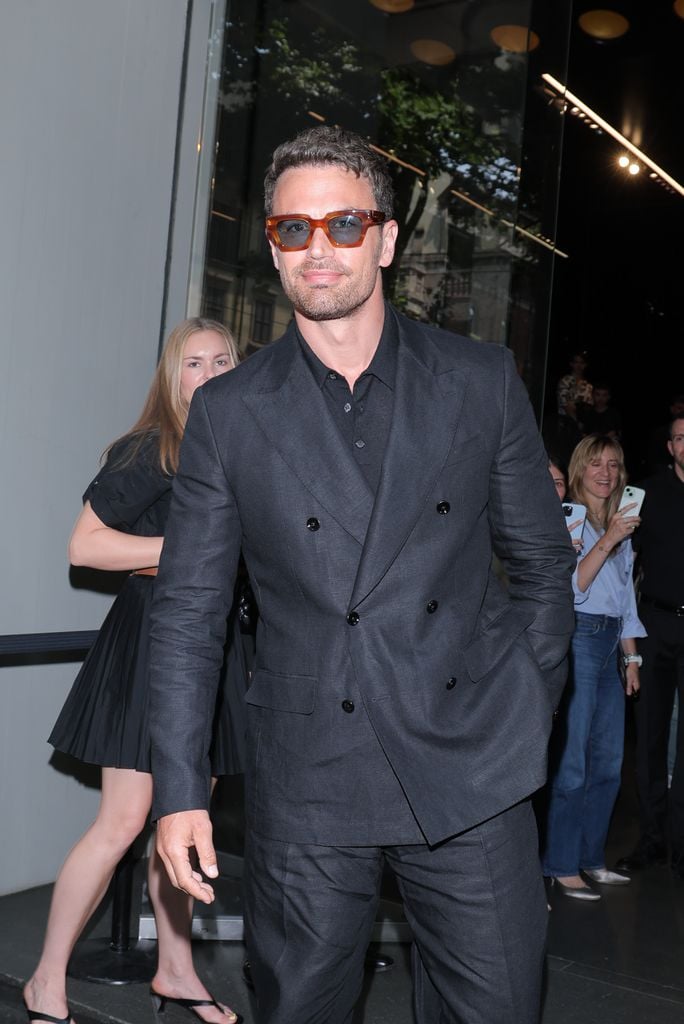 Theo James en el desfile de Dolce & Gabbana en Milán.