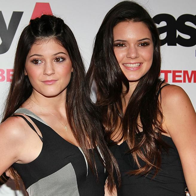 plano medio de kendall y kylie jenner con ojos delineados y sombra nacarada
